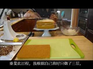 13、胡萝卜蛋糕（完整手工版）,蛋糕切成4块，取一块铺上奶油奶酪霜，依次将4块叠加在一起