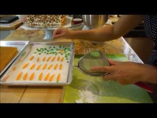 16、胡萝卜蛋糕（完整手工版）,翻糖绿色加褐色做出绿叶，组装后放在蛋糕上