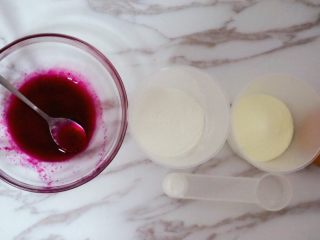 1、宝宝零食之火龙果溶豆,准备好所需要的原料,切记火龙果是直接碾碎不要加水过滤掉籽就可以了