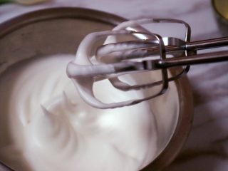 8、宝宝零食之火龙果溶豆,打到湿性发泡有弯勾时第三次加糖