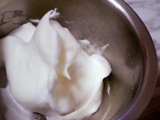 10、宝宝零食之火龙果溶豆,用刮刀刮一下盆壁翻拌下以免打发是不均匀