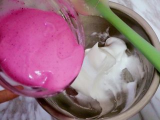 13、宝宝零食之火龙果溶豆,均匀后倒入剩下的三分之二蛋白糊中