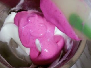 14、宝宝零食之火龙果溶豆,还是翻拌或者切拌手法,翻拌均匀