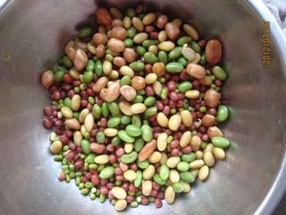 2、憨豆凤爪,将各种豆材提前泡发。