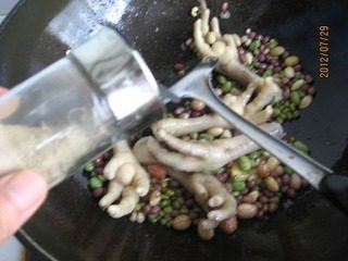 11、憨豆凤爪,加入胡椒粉。
