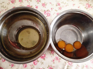 1、彩虹蛋糕,蛋白与蛋黄分离，大约3个鸡蛋就差不多了，分别放在无油无水的干净盆里，