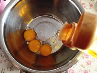 2、彩虹蛋糕,蛋黄中加入玉米油，拌匀，