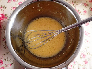 3、彩虹蛋糕,3．	加入牛奶搅拌均匀，