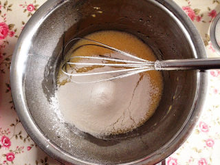 4、彩虹蛋糕,筛入低筋面粉，搅拌均匀，注意不要划圈圈，否则容易出筋的，