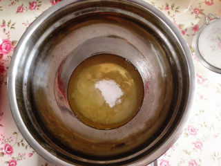 6、彩虹蛋糕,蛋白中加入糖打发至硬性发泡，