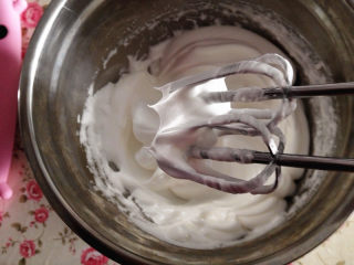 7、彩虹蛋糕,即提起打蛋头，出现小而尖挺的直钩，