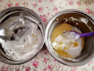 8、彩虹蛋糕,取1/3的蛋白加入蛋黄糊中，翻拌均匀，