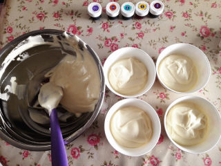 10、彩虹蛋糕,将拌好的蛋糕糊平均分成5份，准备好你喜欢的五种颜色的色素