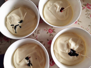 11、彩虹蛋糕,用牙签挑起适量的色素，放到蛋糕糊中，