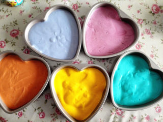 12、彩虹蛋糕,拌匀后，依次倒入模具中，并震出大气泡，