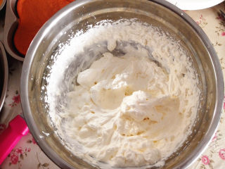 15、彩虹蛋糕,淡奶油加入白砂糖，打发