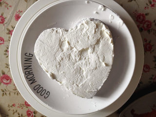 16、彩虹蛋糕,取一片蛋糕片放在盘子里，抹上适量的淡奶油，