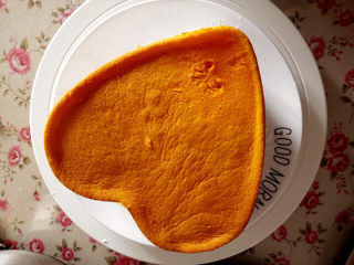 17、彩虹蛋糕,再取一片蛋糕片放在上面，依次类推放上5片蛋糕片，