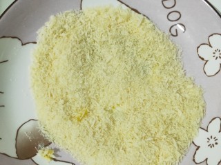 2、炸鸡排,准备好面包糠，可以多放一点，按肉多少放即可