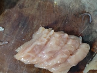 3、炸鸡排,切好鸡肉