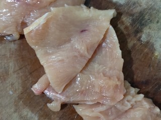 4、炸鸡排,切好大片肉