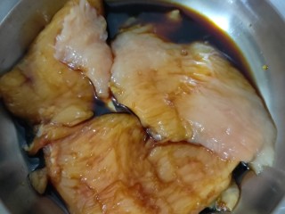 5、炸鸡排,主要腌料是酱油和食盐，可根据个人口味加别的也可以。