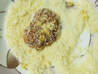 6、炸鸡排,将腌好的鸡肉沾上鸡蛋液，放入面包糠中，轱辘几圈，均匀后放入烤锅，烤。