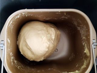 3、蜂蜜紫薯面包,“和面”程序运行36分钟，用剪刀剪面团20分钟左右； 