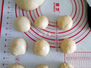 5、蜂蜜紫薯面包,将面团分为18份；