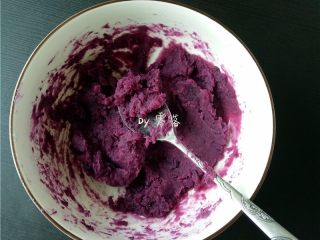 6、蜂蜜紫薯面包,紫薯泥提前备好；将紫薯去皮，切块，微波加热致软，调入适量蜂蜜搅拌均匀；