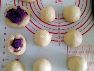 7、蜂蜜紫薯面包,每个面团包上紫薯泥，滚圆；