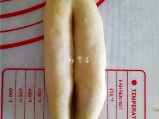 8、蜂蜜紫薯面包,将一份面团搓长后，一分为二；