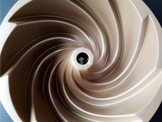 10、蜂蜜紫薯面包,备好10寸模具；我用的模具不粘效果非常好，不用抹油；若是易粘的模具，需涂抹黄油，或玉米油防粘；