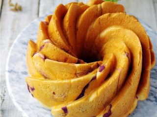 16、蜂蜜紫薯面包,程序结束后，将面包取出；【蜂蜜紫薯面包】做好啦。