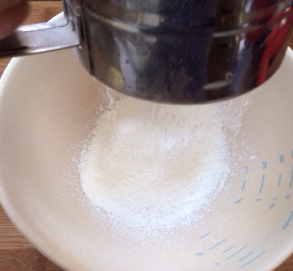 1、拜拜蛋糕,低粉过筛一次，再次过筛入盆中