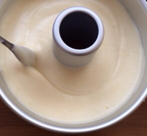 10、拜拜蛋糕,用小叉子或竹签沿模具划圈，使面糊分布均匀并使大的气泡消失