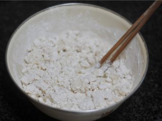 1、香气扑鼻的千层肉饼,面粉倒入少量开水，拌成雪花状