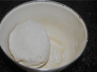 2、香气扑鼻的千层肉饼,加入少许冷水，揉成团，盖上保鲜膜醒十分钟备用