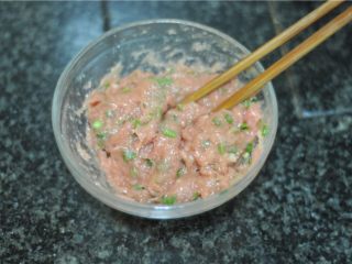 3、香气扑鼻的千层肉饼,猪肉加适量葱花打成肉泥