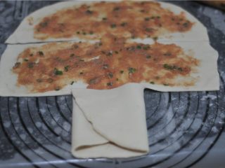 6、香气扑鼻的千层肉饼,先将下面左右两边的面片朝中间叠起来