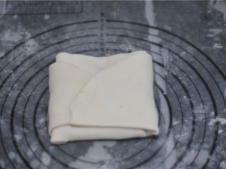 8、香气扑鼻的千层肉饼,再将两边的往中间叠，继续往上翻，两边的再叠到中间