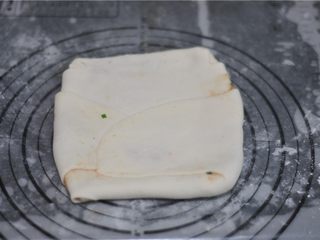 9、香气扑鼻的千层肉饼,用擀面杖稍微擀平