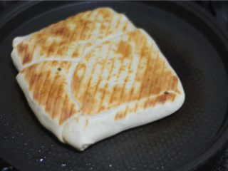 11、香气扑鼻的千层肉饼,煎至两面金黄即可