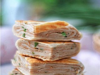 12、香气扑鼻的千层肉饼,出锅，切成片即可