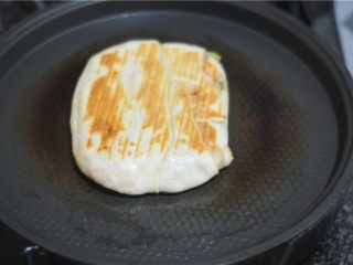 10、香气扑鼻的千层肉饼,放入刷了油的电饼铛里