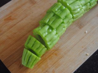 1、苦瓜酿,苦瓜洗净切小段