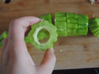 2、苦瓜酿,把心掏空