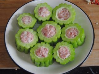 6、苦瓜酿,把猪肉馅放入苦瓜内