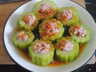 13、苦瓜酿,把酱淋在苦瓜酿上即可，很香哇