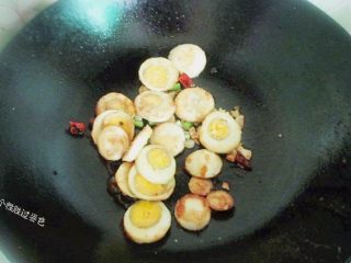 11、金钱蛋,倒入炸好的鸡蛋块，轻轻翻炒。